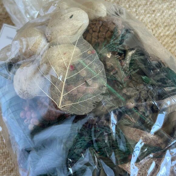 Yankee Candle Mistletoe Potpourri Holiday Fragrance 10 oz Sealed Bag - Picture 5 of 7